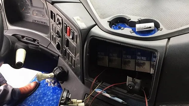 Tırın zulasında 976 paket kaçak sigara ele geçti
