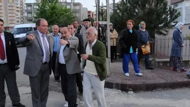 Burma, sel mağdurları ile buluştu