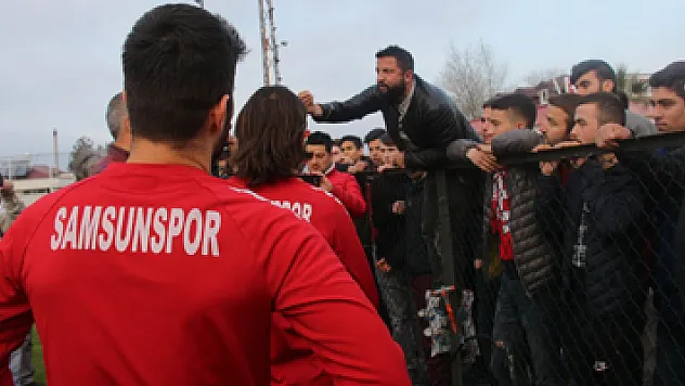 Samsunsporlu futbolcular ile taraftarlar arasında gerginlik