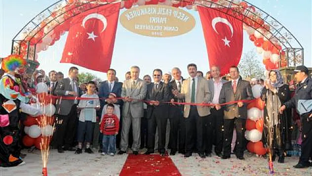 Parkların açılışı şölen havasında yapıldı