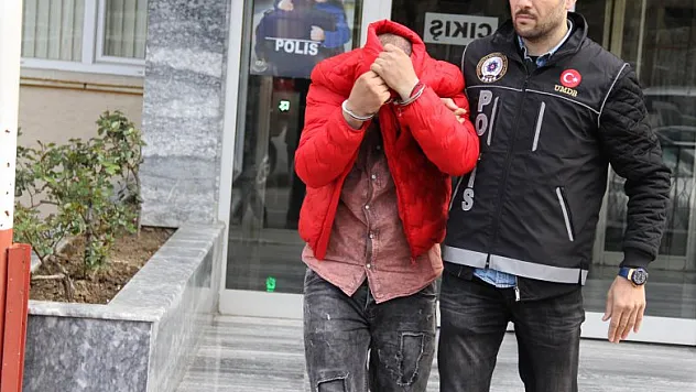 Satışa hazır esrar paketleriyle yakalandı