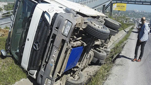 Samsun'da kamyon devrildi: 1 yaralı