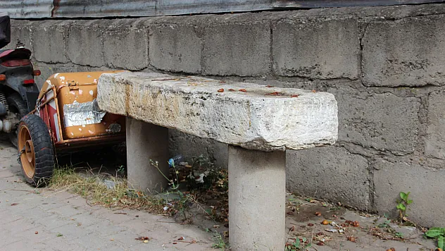55 yıllık musalla taşı kaldırımda kaldı