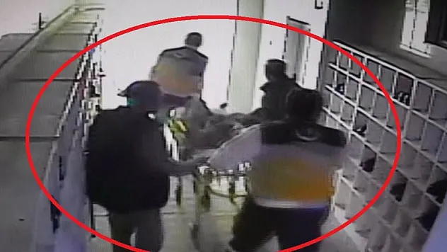 Camide müezzine bıçaklı saldırı kamerada