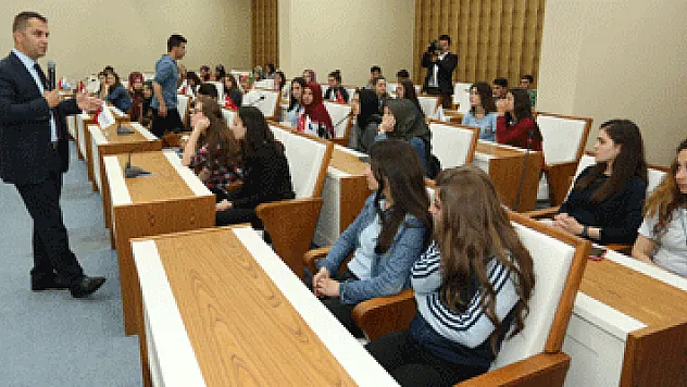 Gençlerimize milli hedef sunmalıyız