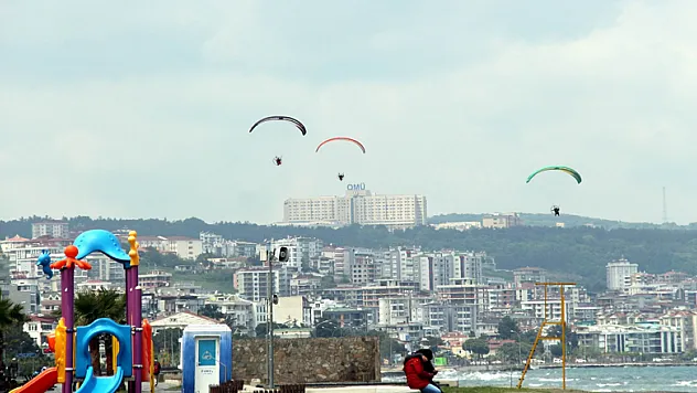 Gökyüzü paramotorlarla şenlendi