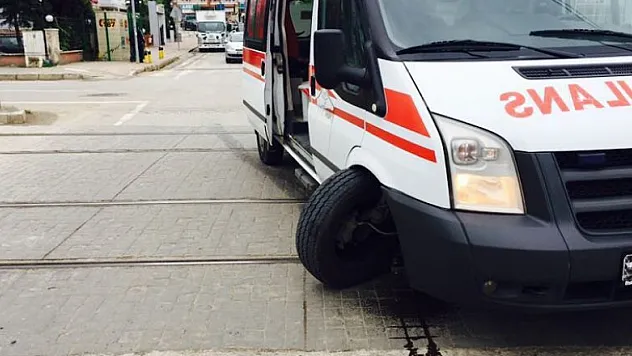 Seyir halindeki ambulansın tekerleği çıktı