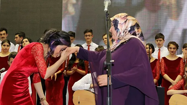 Anneler ile çocukları sahnede 