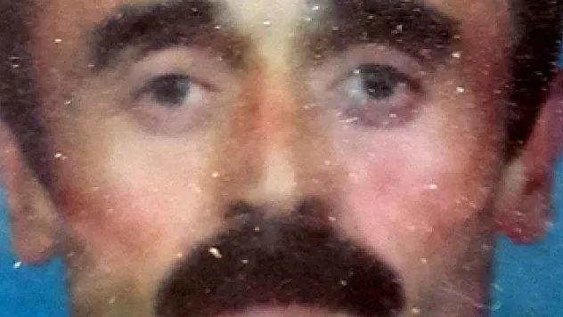 Hareket eden traktörü durdurmak isterken öldü