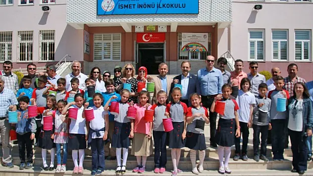 Başkan Şahin öğrencilere top kandil dağıttı