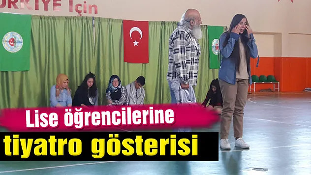 Ayvacık'ta Lise öğrencilerine tiyatro gösterisi