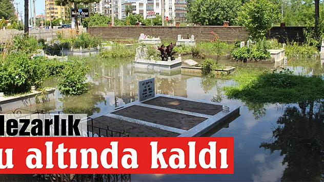 Mezarlık su altında kaldı