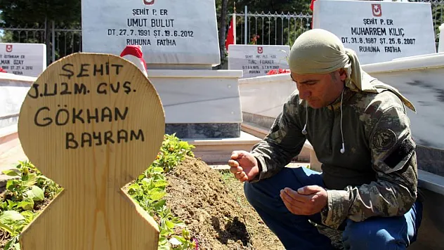 Şehit oğlunun kıyafetleriyle mezarına koştu