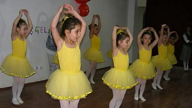 Ayvacık Miniklerinden Muhteşem Yılsonu Gösterisi