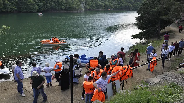 Boraboy Gölü'nü bayramda 15 bin kişi dolaştı