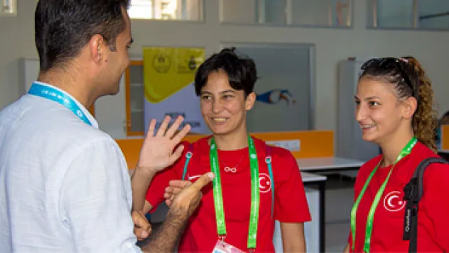 İşitme engelli kuzenlerinin sesi oldu