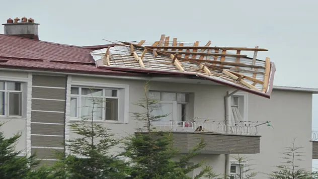 Rüzgar çatı uçurdu, baca yıktı