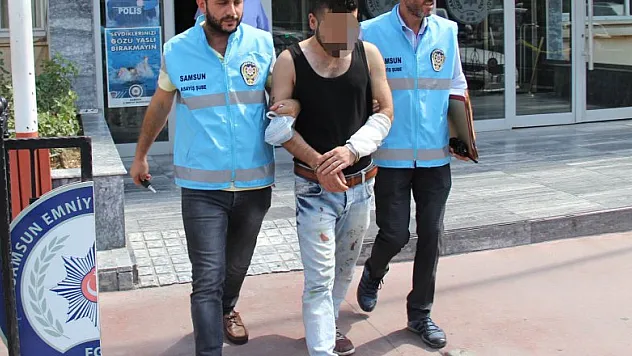 Annesini bıçakladı