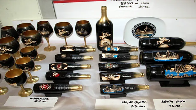 Atık şişeleri sanata dönüştürüyor