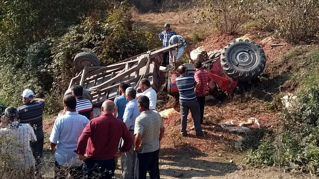 Fındık yüklü traktör devrildi: 2 ölü