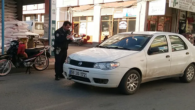 Otomobil ile motosiklet çarpıştı: 2 yaralı 