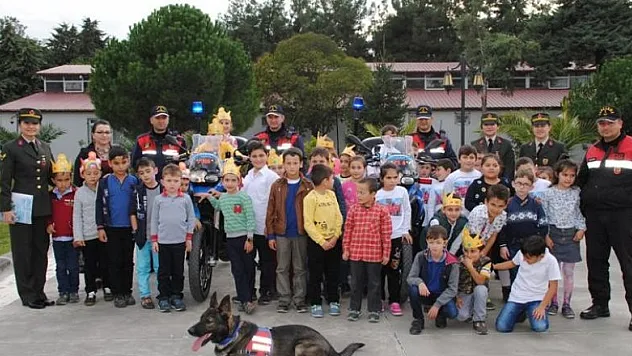 Jandarmadan çocuklara jest