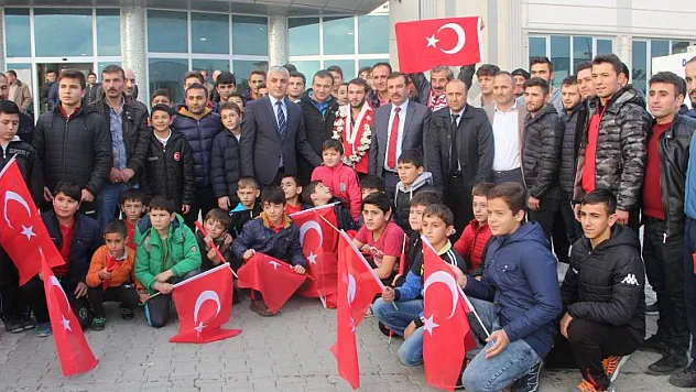 Dünya üçüncüsü güreşçiye Samsun'da coşkulu karşılama