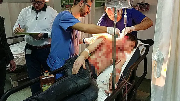 Travestinin usturalı saldırısına uğrayan genç ölümden döndü