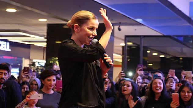 Merve Özbey, Samsunlu hayranlarıyla buluştu