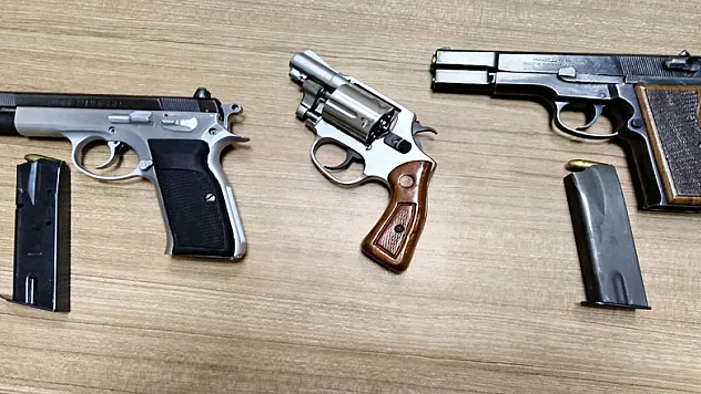 Otomobilde 3 tabanca ele geçti: 1 gözaltı