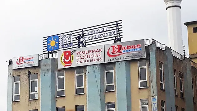 İYİ Parti tabela ile başladı