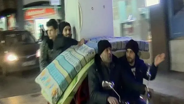 Elektrikli bisikletle ev eşyası taşıdılar