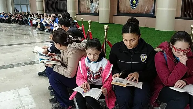 Öğrenciler polislerle kitap okudu