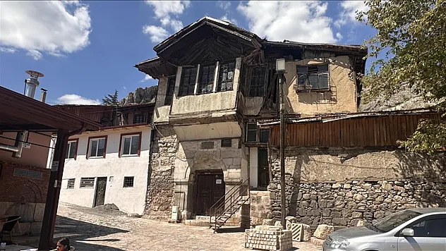 6 asırlık Hisariye Medresesi ev olarak kullanılıyor