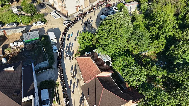 60 yıllık gelenek.. 1 kilometre kuyruk oluştu