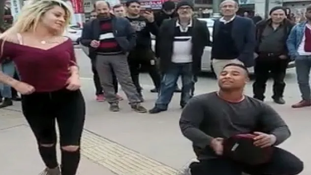 Sokak ortasında döktürünce ilgi odağı oldu