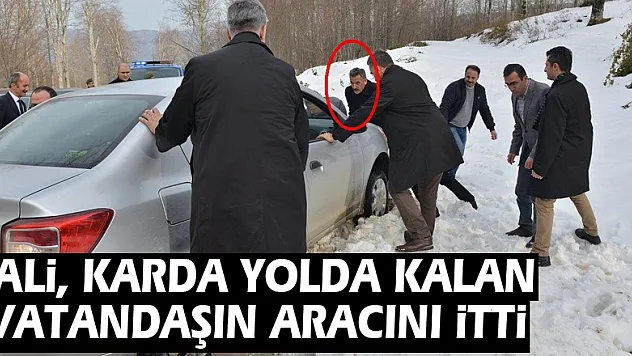 Vali, karda yolda kalan vatandaşın aracını itti