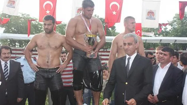 Güreşte başpehlivan Recep Kara oldu