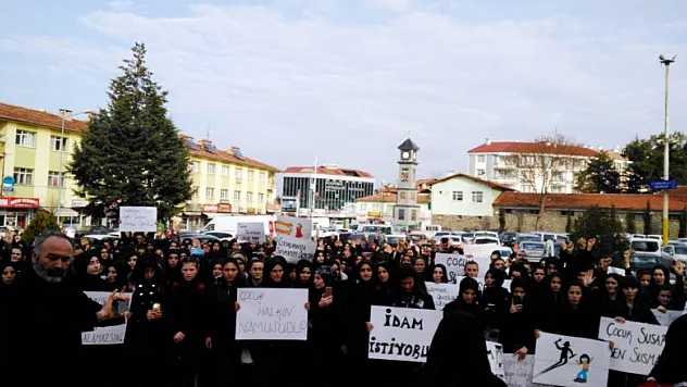 Kız öğrenciler cinsel istismar için 'idam' istedi