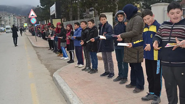 500 öğrenci kitap için köprü oldu