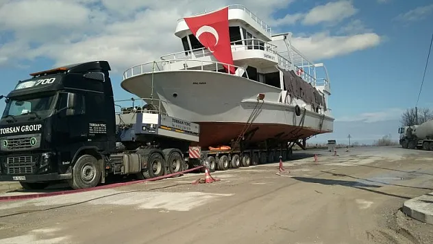 Gezi teknesi elektrik telleri engeline takıldı 