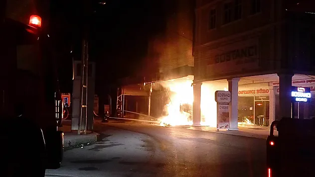 MOBİLYA İMALATHANESİ ALEV ALEV YANDI