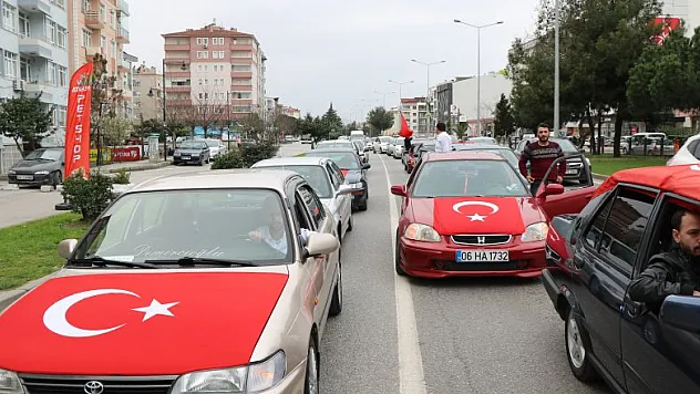 Modifiye tutkunları düzenledikleri konvoyla şehitleri andı 
