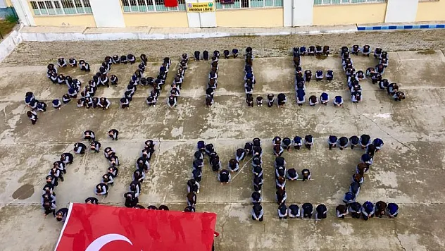 Lise öğrencileri bedenleriyle 'Şehitler Ölmez' yazdı 