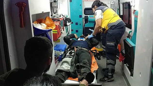 Irmağa düşen genç hastanelik oldu 