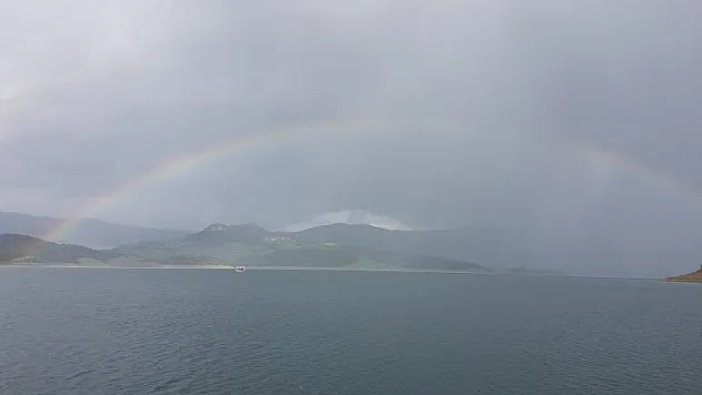 Kanyonda gökkuşağı köprüsü 