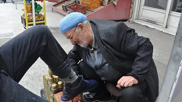 İlçede ayakkabısını boyamadığı kimse kalmadı 
