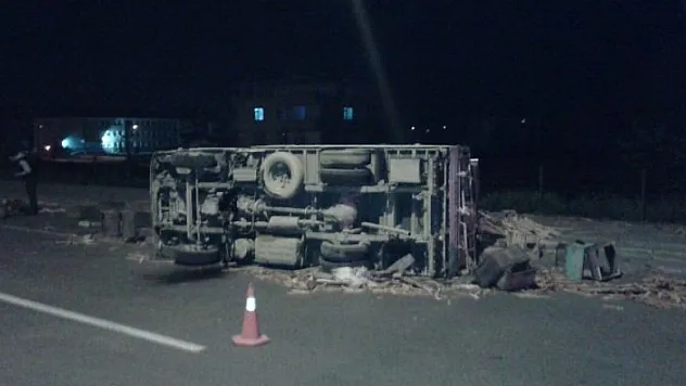 ARI YÜKLÜ KAMYONET TAKLA ATTI:1 YARALI