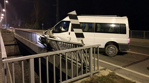 Minibüs bariyerlere çarptı: 1 yaralı 