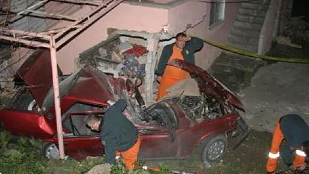 Otomobil eve girdi 2 ölü, 2 yaralı